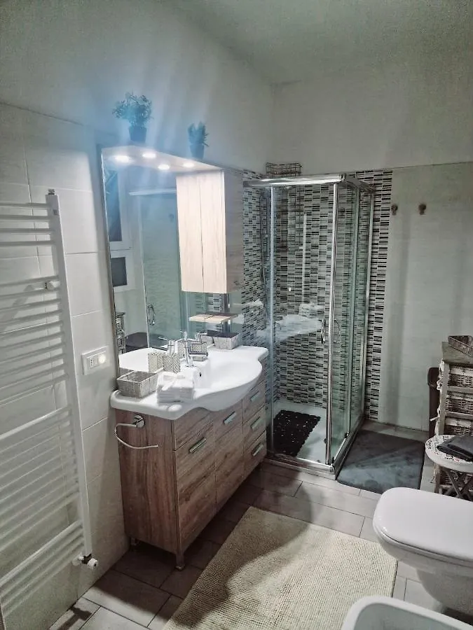 Apartamento Varese Prime - Large Independent Apartment, Air Conditioning, 2 Bathrooms, 2 Free Covered Parking Spaces, No Restricted Traffic Zone, Train Station 100M, Theatre 150M, Historic City Centre