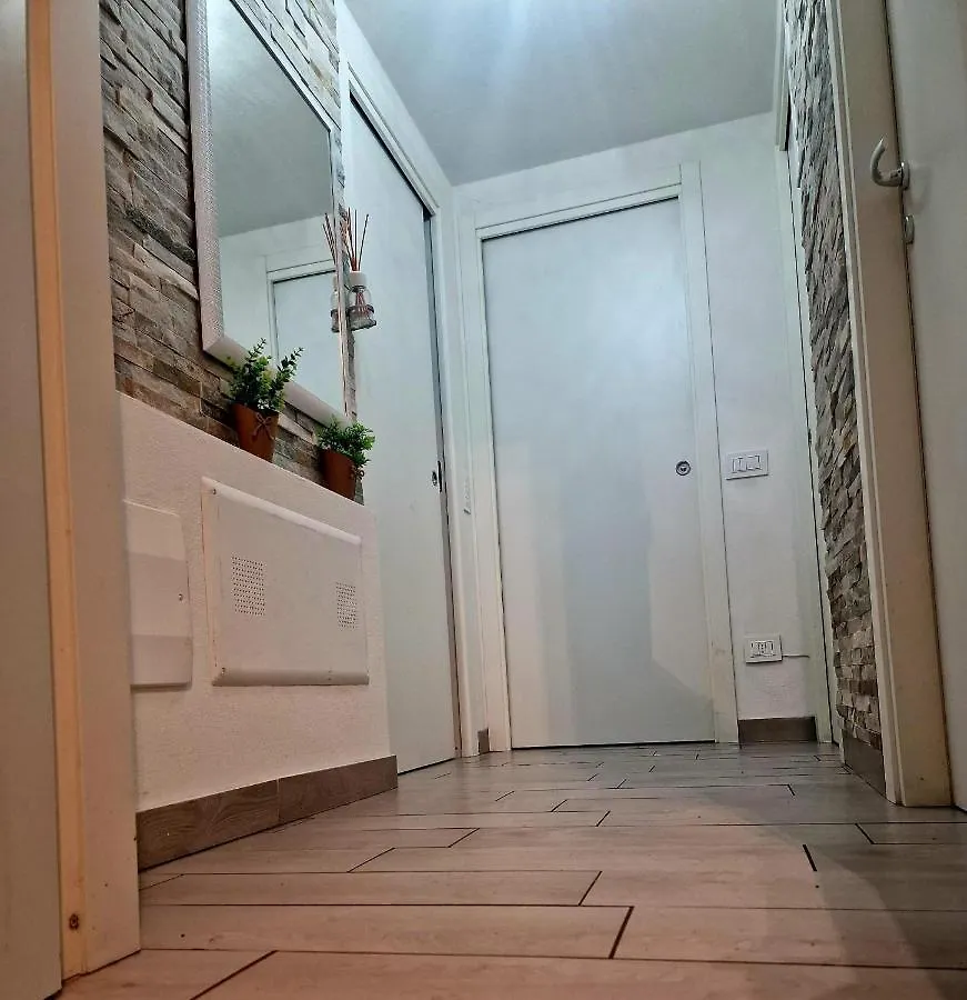 Apartamento Varese Prime - Large Independent Apartment, Air Conditioning, 2 Bathrooms, 2 Free Covered Parking Spaces, No Restricted Traffic Zone, Train Station 100M, Theatre 150M, Historic City Centre