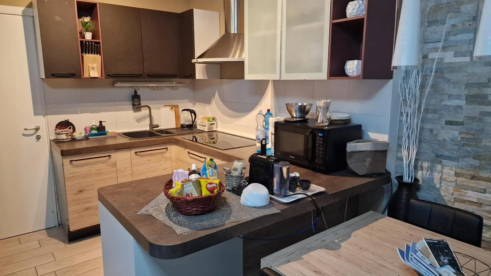 Varese Prime - Large Independent Apartment, Air Conditioning, 2 Bathrooms, 2 Free Covered Parking Spaces, No Restricted Traffic Zone, Train Station 100M, Theatre 150M, Historic City Centre Apartment