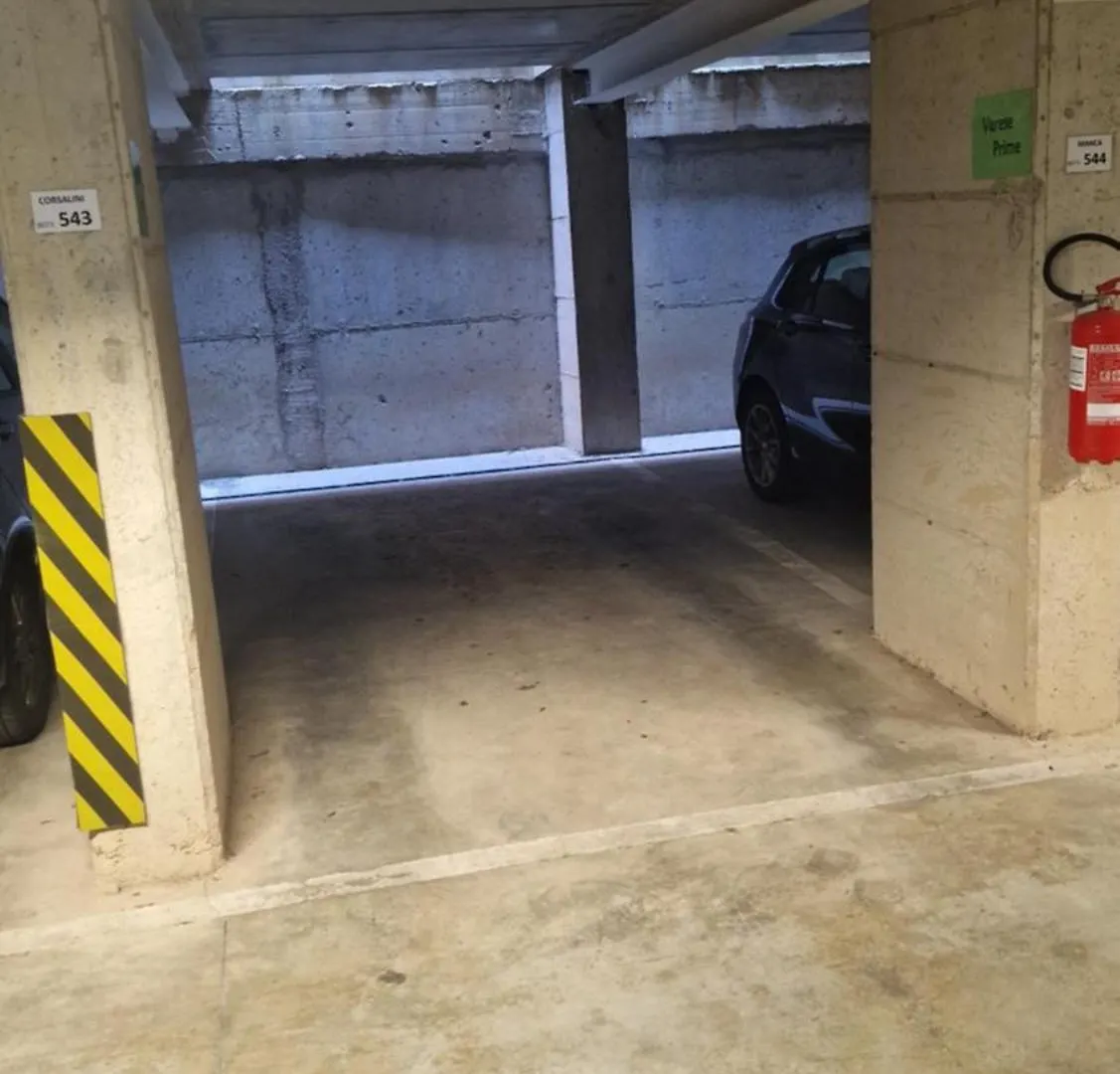 Varese Prime - Large Independent Apartment, Air Conditioning, 2 Bathrooms, 2 Free Covered Parking Spaces, No Restricted Traffic Zone, Train Station 100M, Theatre 150M, Historic City Centre Apartment