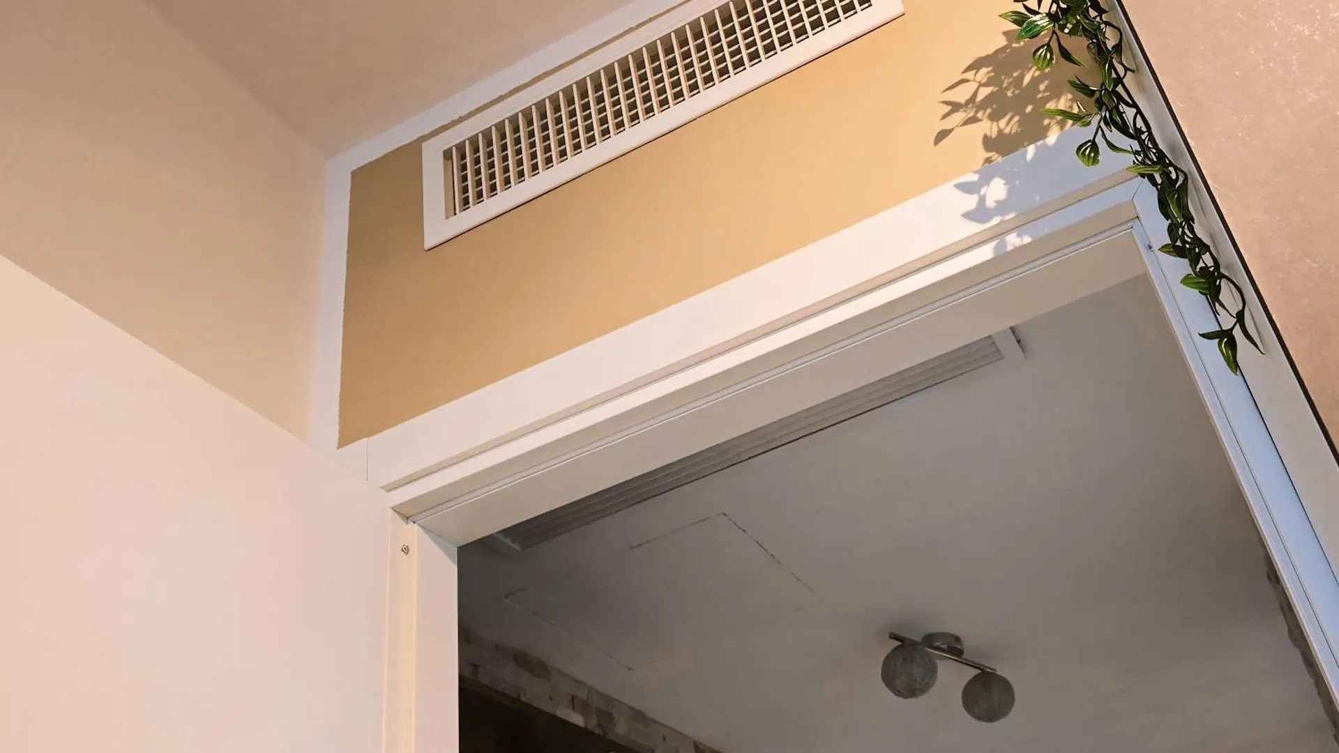 Varese Prime - Large Independent Apartment, Air Conditioning, 2 Bathrooms, 2 Free Covered Parking Spaces, No Restricted Traffic Zone, Train Station 100M, Theatre 150M, Historic City Centre Apartamento