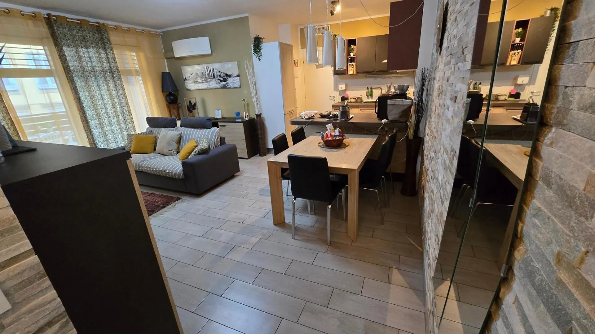 Apartment Varese Prime - Large Independent Apartment, Air Conditioning, 2 Bathrooms, 2 Free Covered Parking Spaces, No Restricted Traffic Zone, Train Station 100M, Theatre 150M, Historic City Centre