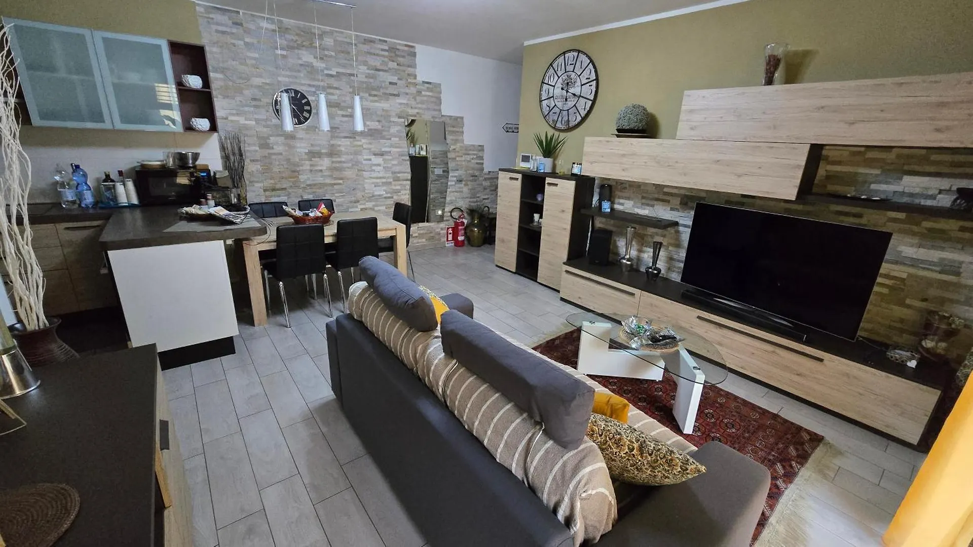 Varese Prime - Large Independent Apartment, Air Conditioning, 2 Bathrooms, 2 Free Covered Parking Spaces, No Restricted Traffic Zone, Train Station 100M, Theatre 150M, Historic City Centre 0*,  Italien