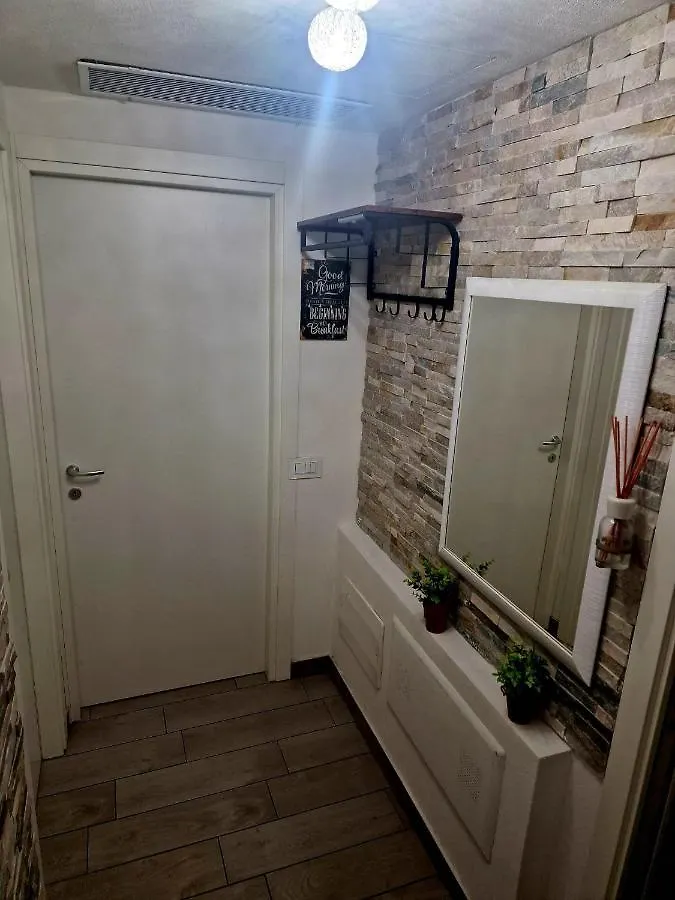 Varese Prime - Large Independent Apartment, Air Conditioning, 2 Bathrooms, 2 Free Covered Parking Spaces, No Restricted Traffic Zone, Train Station 100M, Theatre 150M, Historic City Centre Apartment