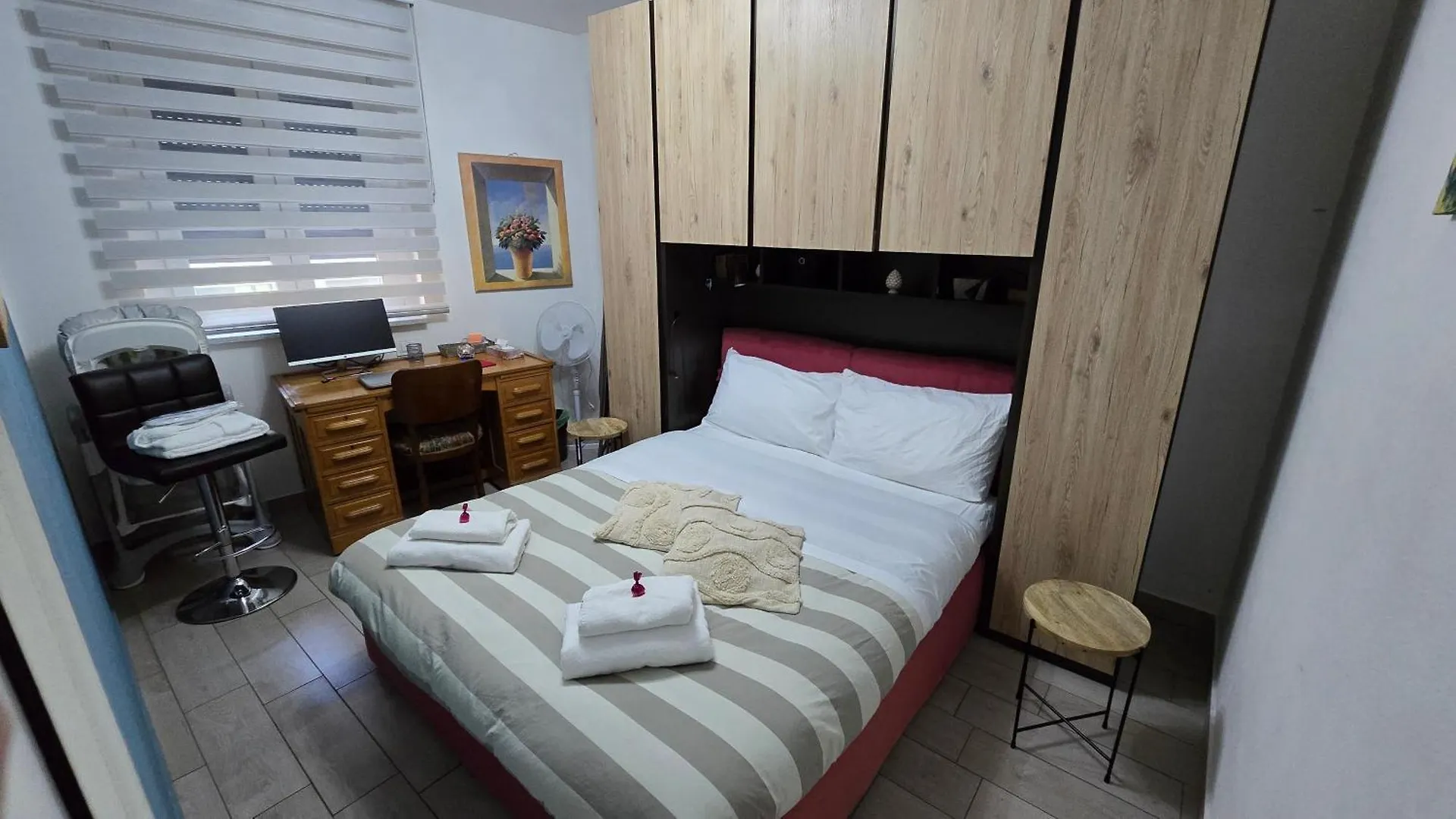 Apartment Varese Prime - Large Independent Apartment, Air Conditioning, 2 Bathrooms, 2 Free Covered Parking Spaces, No Restricted Traffic Zone, Train Station 100M, Theatre 150M, Historic City Centre
