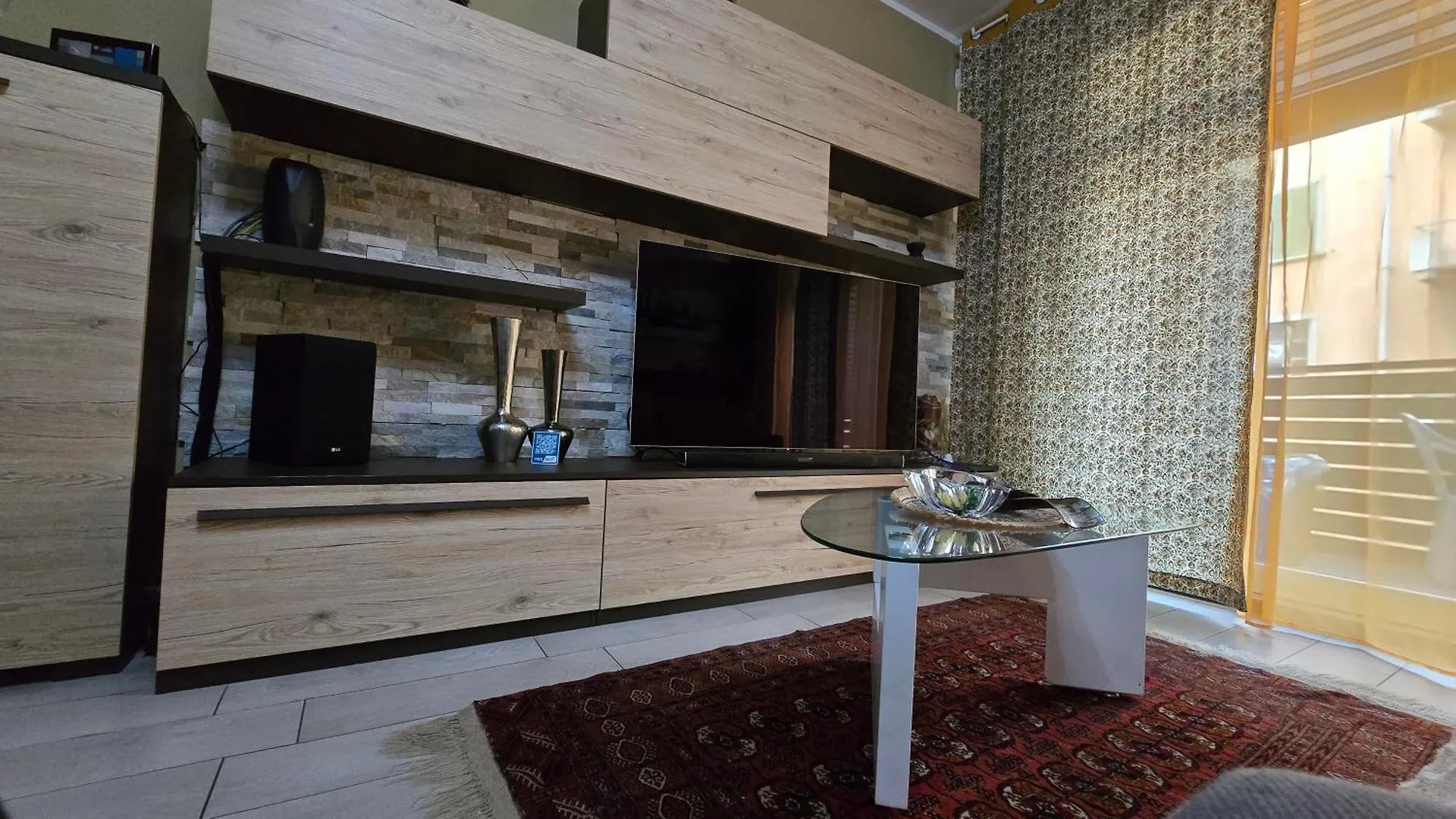 Apartment Varese Prime - Large Independent Apartment, Air Conditioning, 2 Bathrooms, 2 Free Covered Parking Spaces, No Restricted Traffic Zone, Train Station 100M, Theatre 150M, Historic City Centre Italien