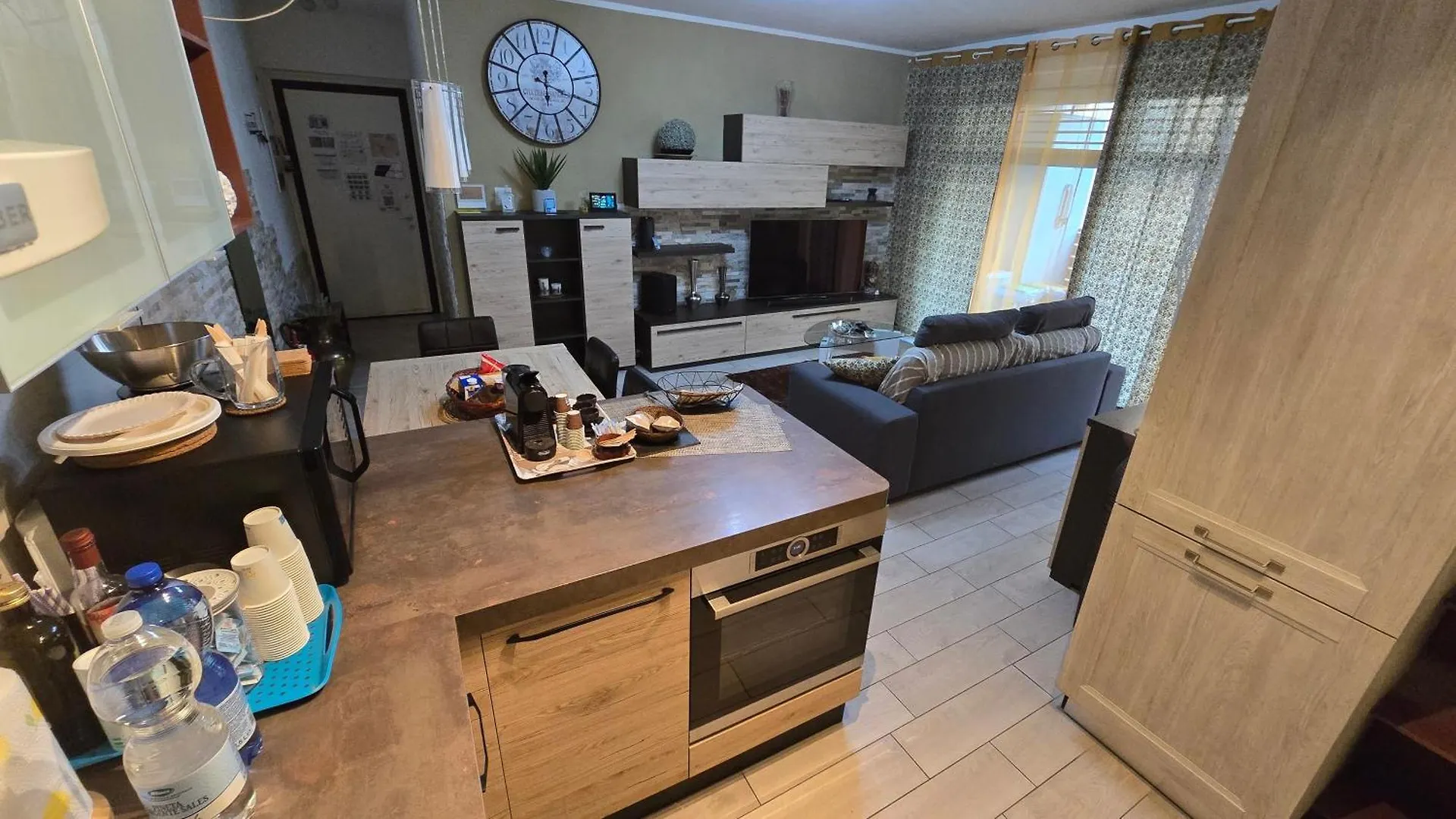 Varese Prime - Large Independent Apartment, Air Conditioning, 2 Bathrooms, 2 Free Covered Parking Spaces, No Restricted Traffic Zone, Train Station 100M, Theatre 150M, Historic City Centre