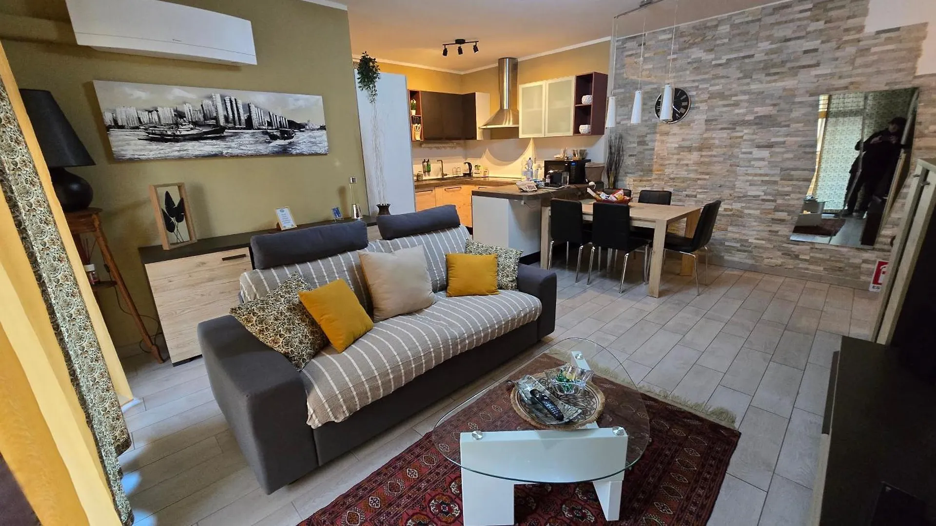Varese Prime - Large Independent Apartment, Air Conditioning, 2 Bathrooms, 2 Free Covered Parking Spaces, No Restricted Traffic Zone, Train Station 100M, Theatre 150M, Historic City Centre