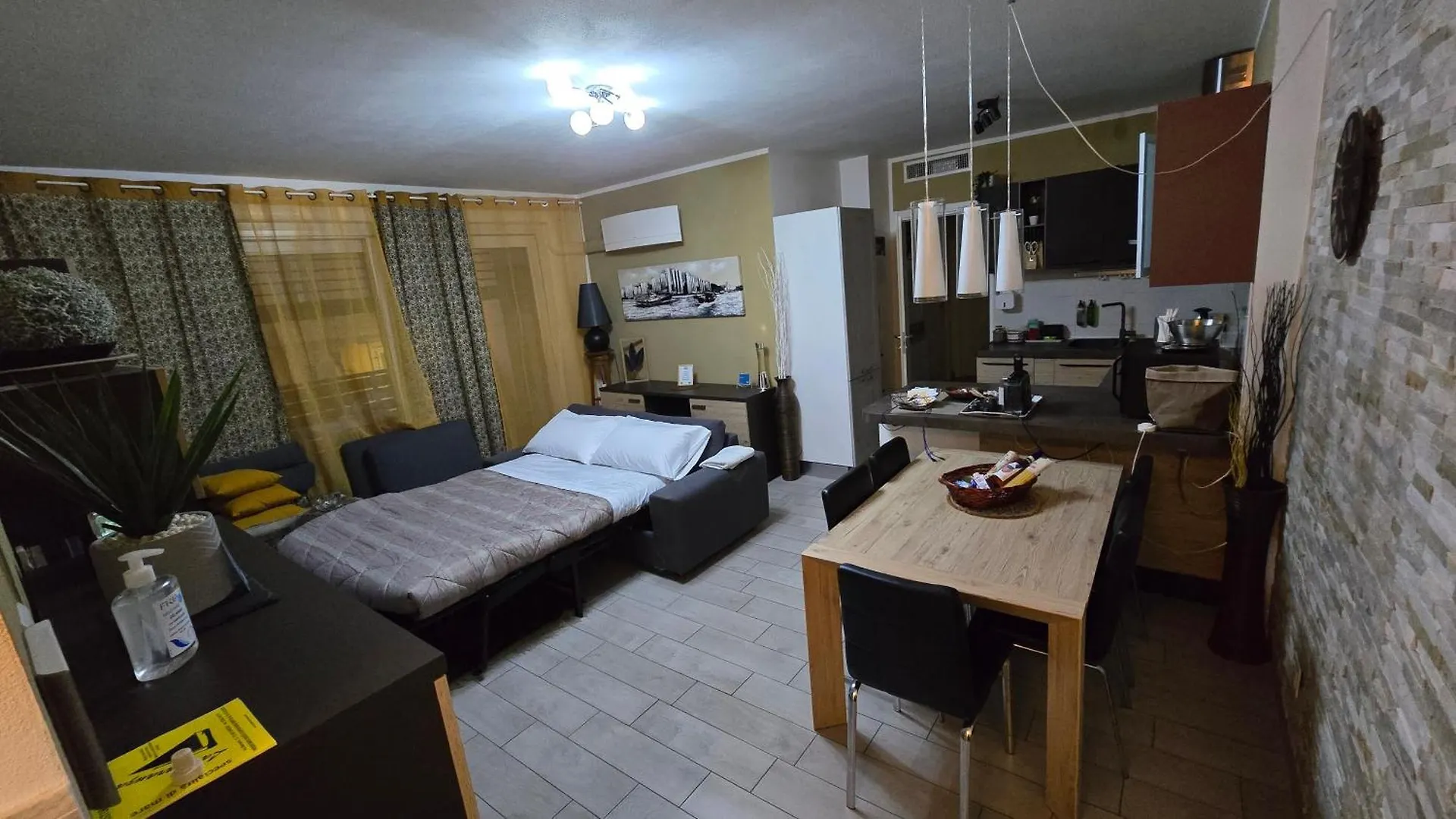 Apartment Varese Prime - Large Independent Apartment, Air Conditioning, 2 Bathrooms, 2 Free Covered Parking Spaces, No Restricted Traffic Zone, Train Station 100M, Theatre 150M, Historic City Centre