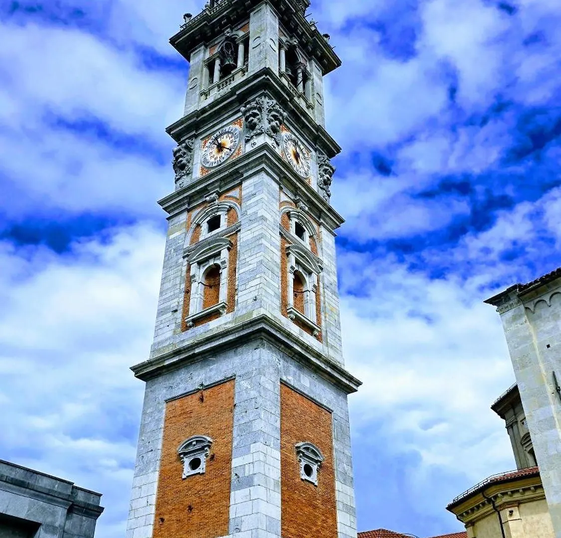 Varese Prime - Large Independent Apartment, Air Conditioning, 2 Bathrooms, 2 Free Covered Parking Spaces, No Restricted Traffic Zone, Train Station 100M, Theatre 150M, Historic City Centre
